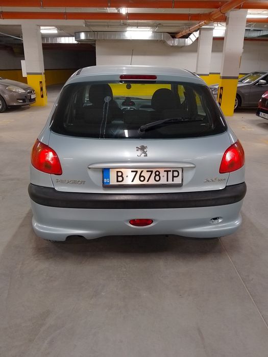 Продавам Пежо 206