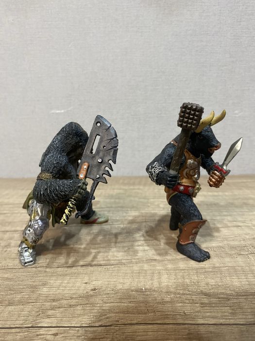 фигрука  горрилы и быка с оружиями