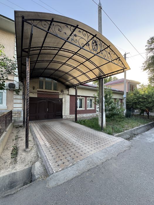 Uy sotiladi yolni yuzida 4,60 sotik 10 ta xona 3 ta sanuzel 1 ta kuxny
