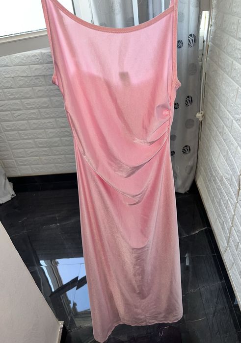 Rochie roz nouǎ de varǎ