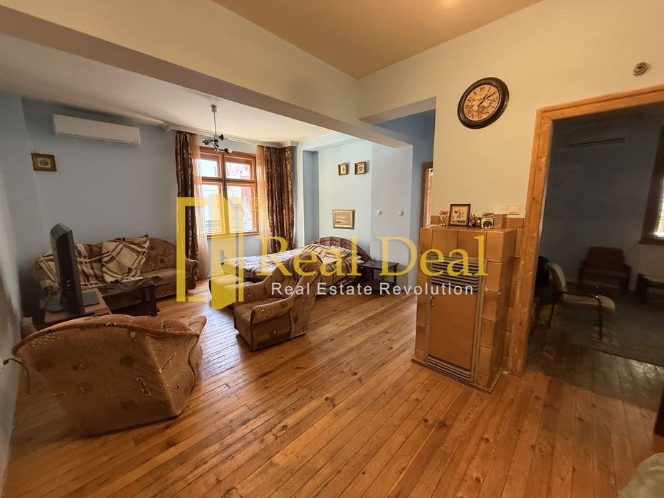 Дава се под наем Тристаен апартамент в София, Център - 115 кв.м за 800 € - Снимка #1