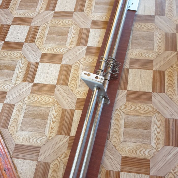 Карнизы на окна.