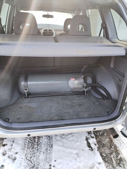 Продавам Тойота Рав 4