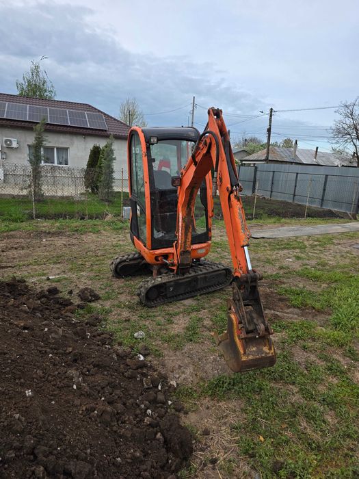 Inchiriem Miniexcavator senile cauciuc