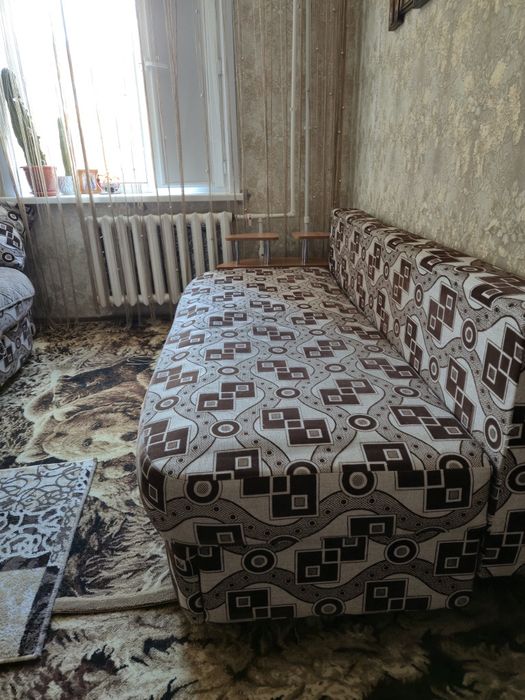 Диван расклодной  имеется 2 таких