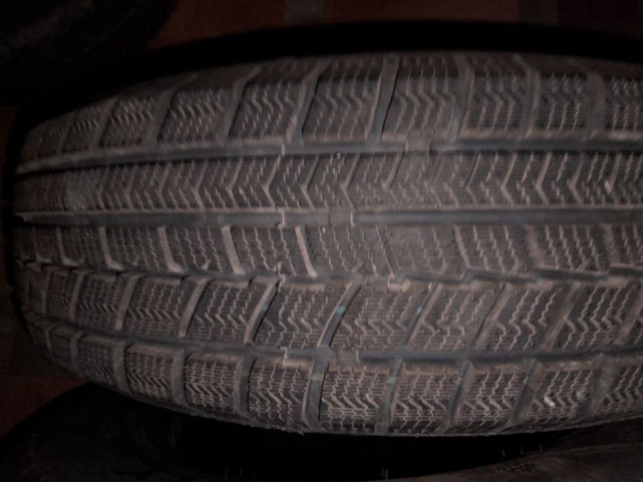 Продам зимние шины..В. Городе Шу