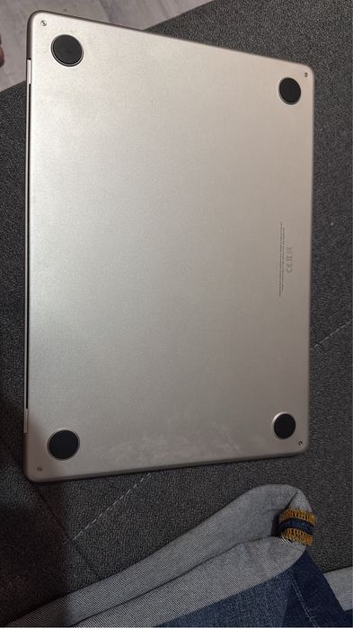 Vând MacBook Air M3 13” (2024) – 8 GB RAM / 256 GB SSD – Impecabil
