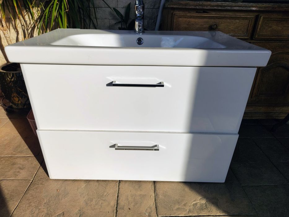 Vând chiuveta nouă cu baterie și corp de mobilă adaptat