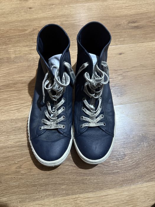 se vinde TOMMY JEANS