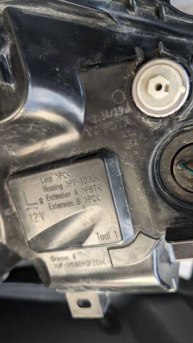 Фары Камри 70 SE оригинал