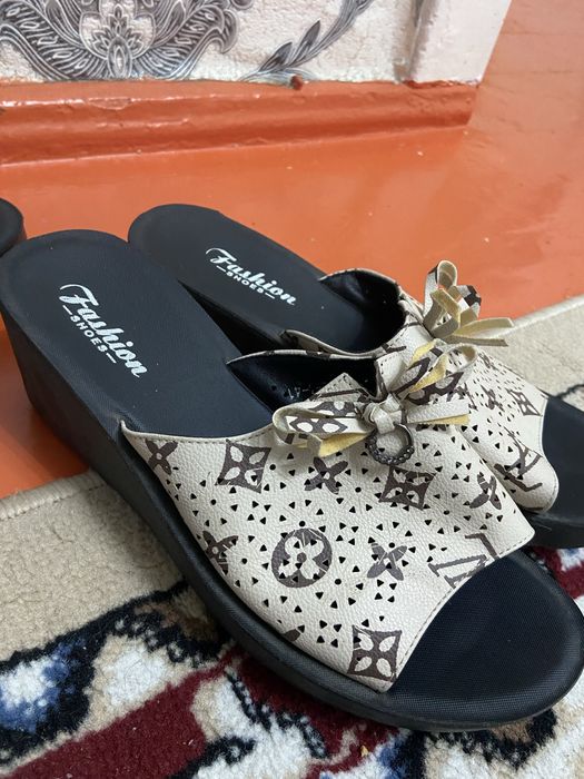 Разные цены от 3тыс до 1тыс размеры 38-39