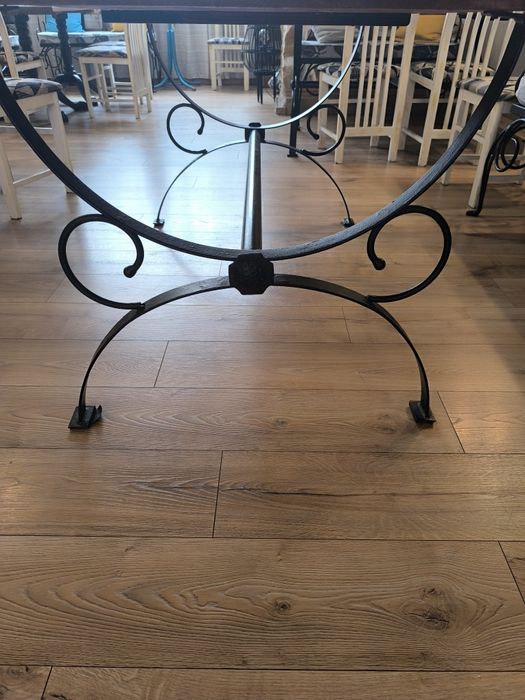 Трапезни имаси с дървен плот и желязна основа