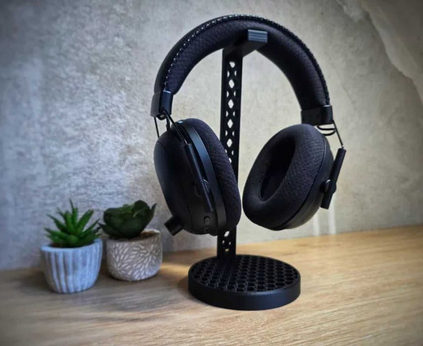 Поставка за слушалки + видео на процеса