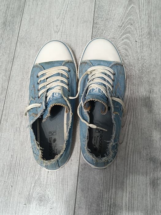 Adidași Dockers.