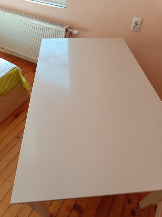 Трапезна маса от технически камък