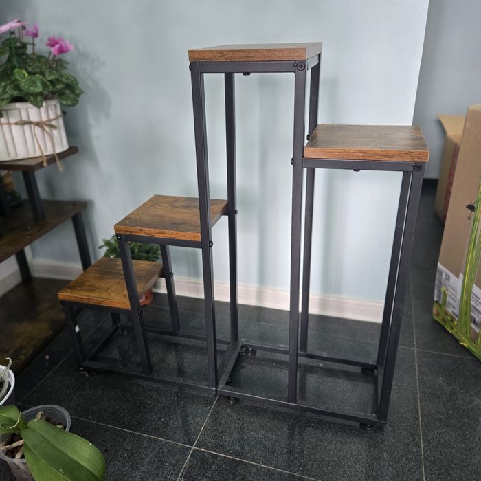 2 rafturi vintange.cel mare este prevazut cu lumina