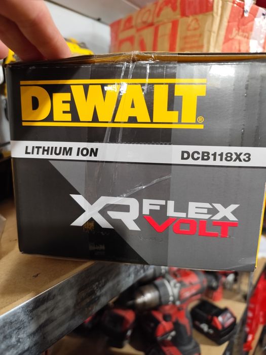 Супер промо Комплект зарядно DCB118X3 9 ah XR FLEXVOLT DEWALT
