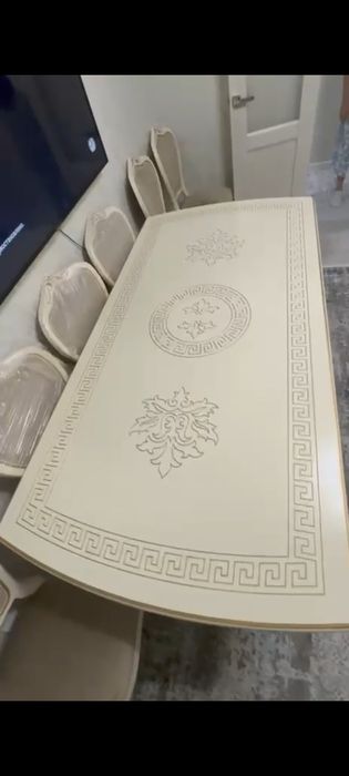 Гостиный стол и стулья