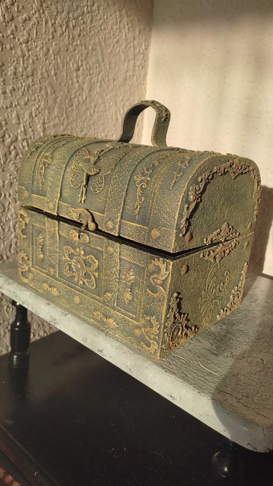 Красиво куфарче за бижута, гримове, снимки или други вещи.