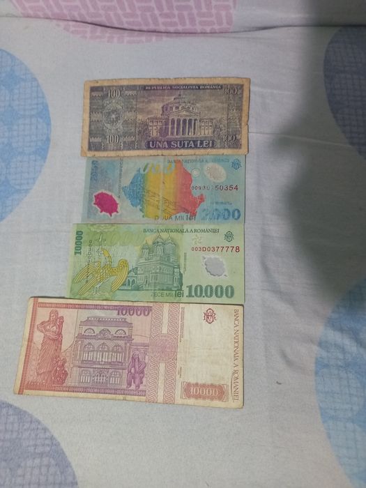 Telefoane vechi, aparate foto și bancnote vechi