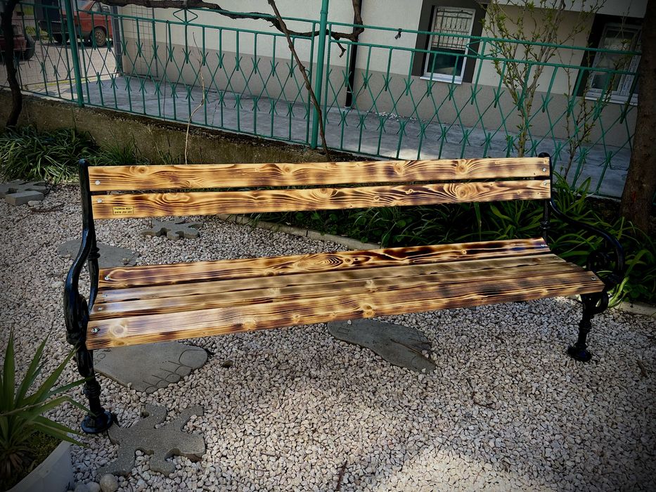 Градинска пейка .    ..