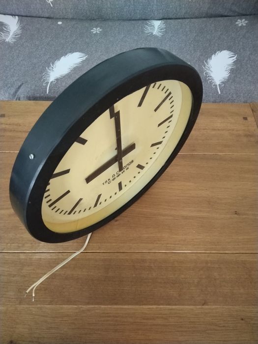 Продавам ретро български стенен часовник на  ТПК А.С.Попов