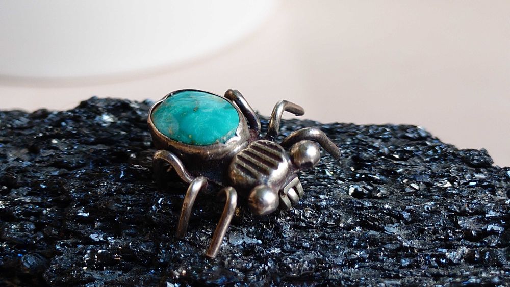 Brosa veche Navajo  cu reprezentarea unui licurici. Argint si turcoaz