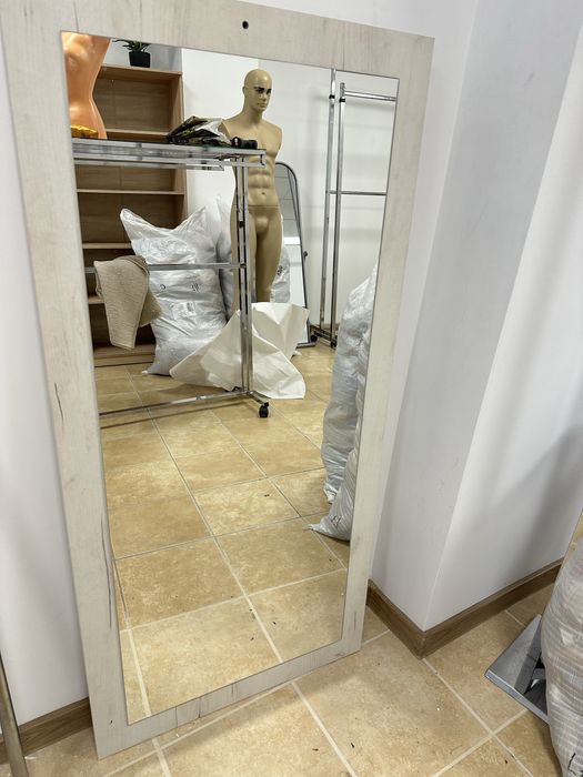 Oglinda fixata pe lemn