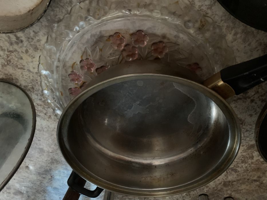 Кухонная утварь, сковороды.