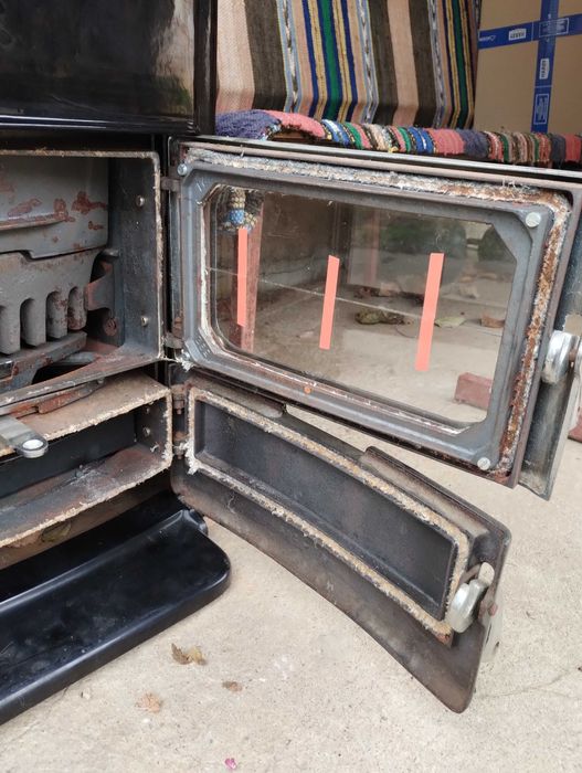 Чугунена печка на твърдо гориво