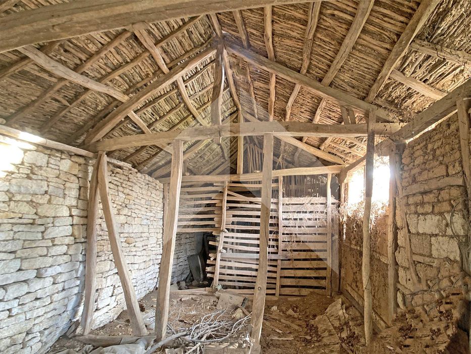 Продава тухлена селска къща в ЕКО село Беджене, община Нови пазар.