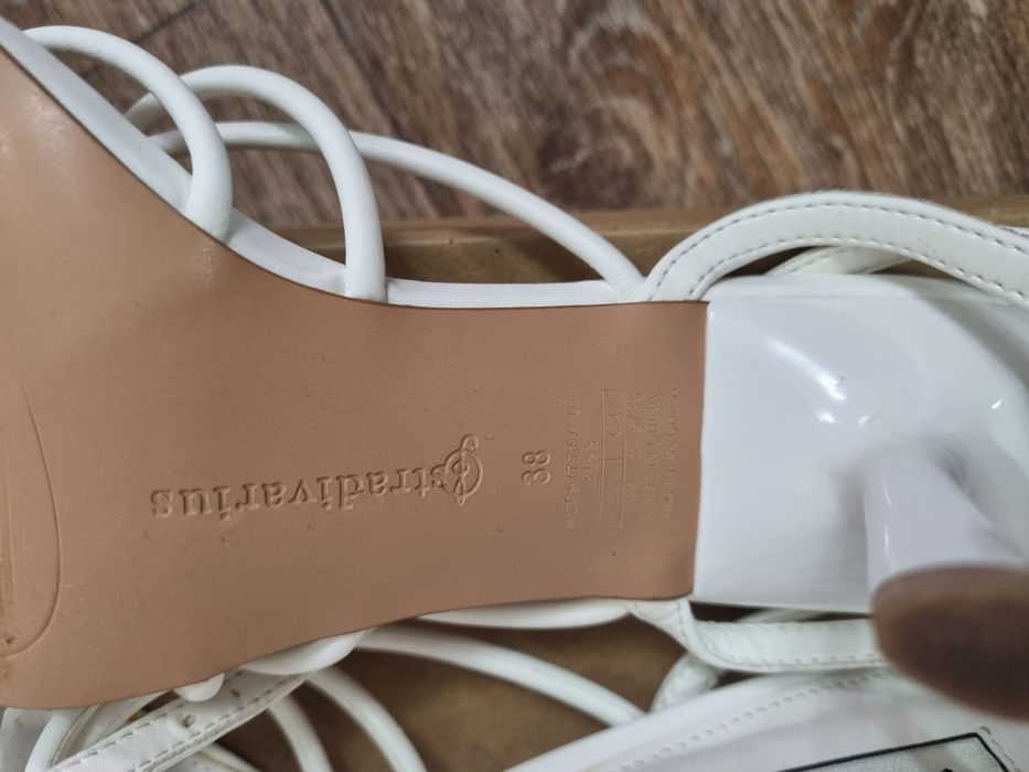Босоножки Stradivarius.