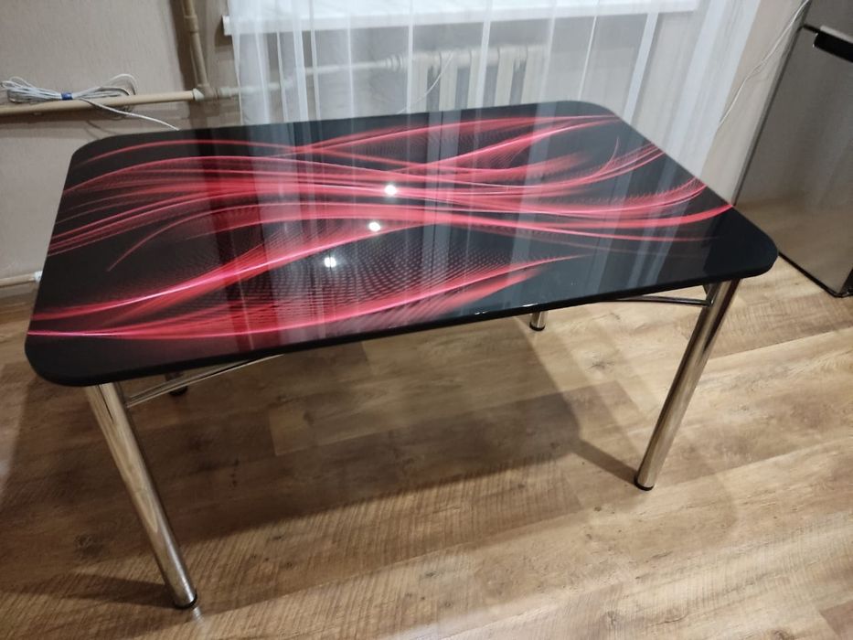 Продам стеклянный стол и три стула. Новый