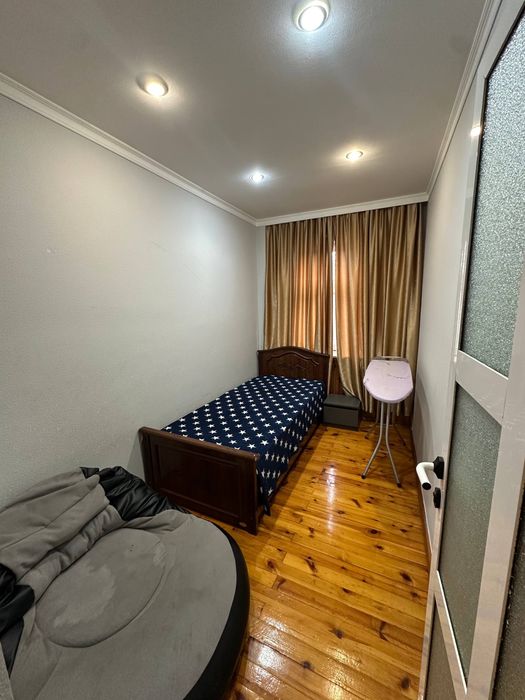 Возле метро ойбек