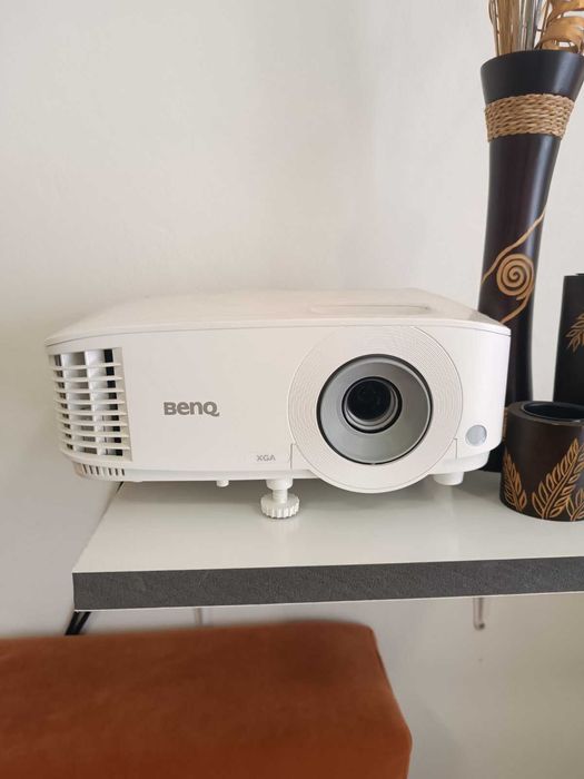 Мултимедиен проектор BenQ (XGA) – перфектно състояние и Професионална интерактивна дъска Privileg