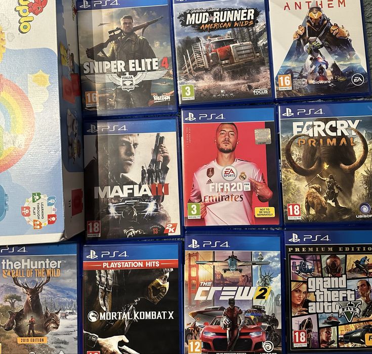 Play Station 4 cu 10 jocuri Fifa GTA 5 manete si un incqrcator pt manete