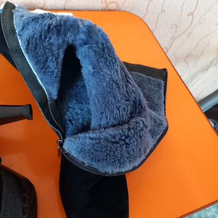 Продам замшевые сапоги