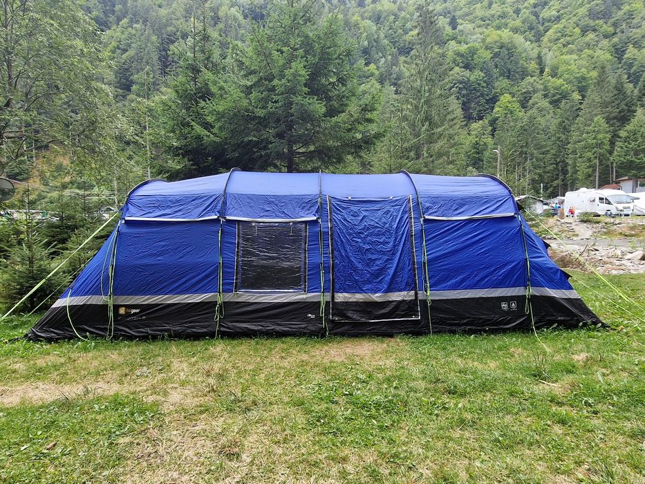 Cort 8 persoane, 2 dormitoare, 2 intrari