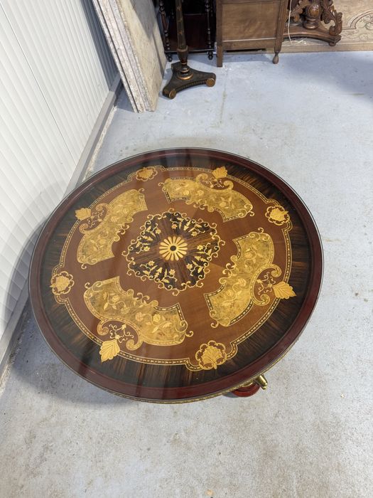 Masa deosebita din lemn cu bronz si intarsii