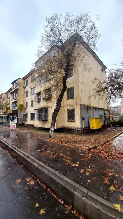 Сергели  Спутник 4 у дороги 2х комнатная 1 этаж