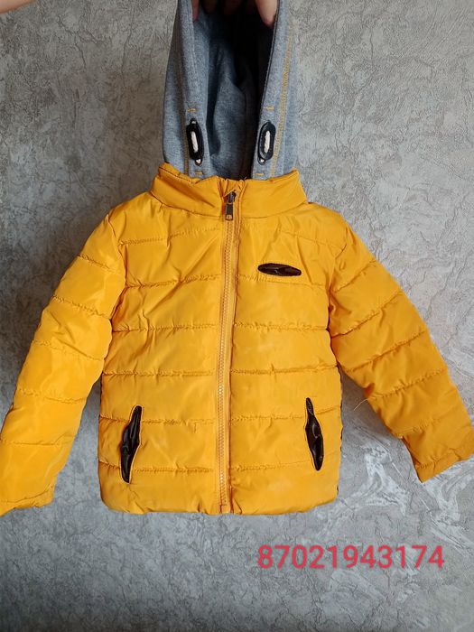 Продам детскую куртку весна