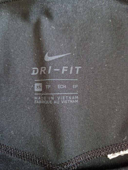 Спортен клин на Nike с ефектни цветни ластици от страни на крака