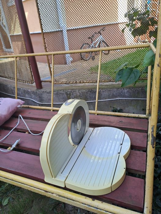 Scaune, masuță, de toate.