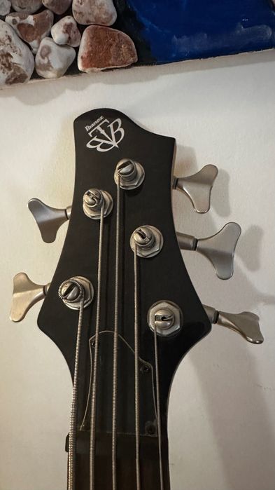 Разпродавам колекция от бас китари