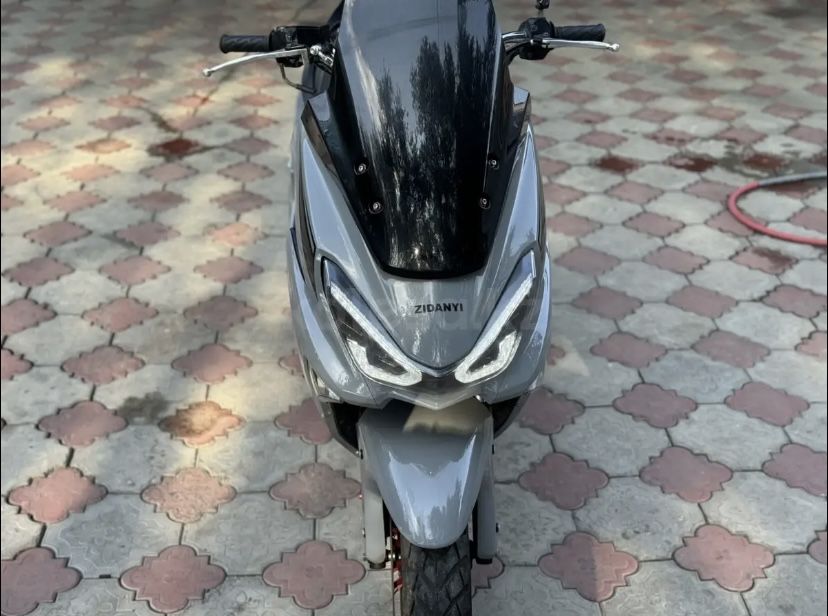 В продаже Макси скутер