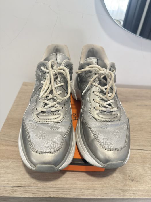 Сребърни кецове Guess . Направете визията си уникална!