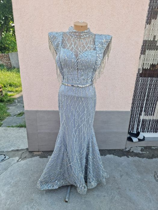 Луксозни бални и официални рокли - различни модели и цветове