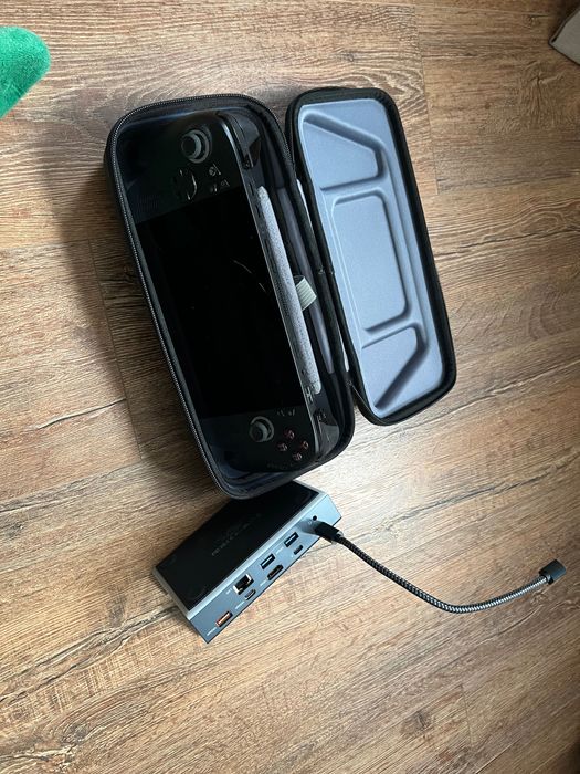 Продавам asus rog xbox ally x с hard carrying case и docking station