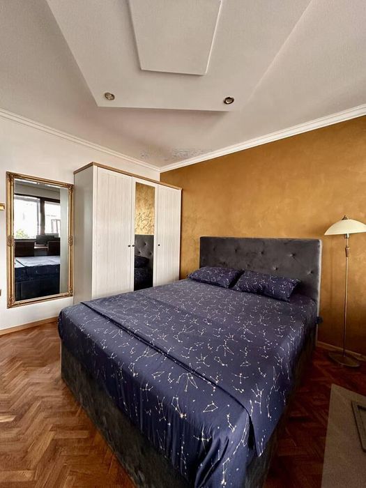 Дава се под наем Тристаен апартамент в Бургас, Център - 99 кв.м за 1020 € - Снимка #2