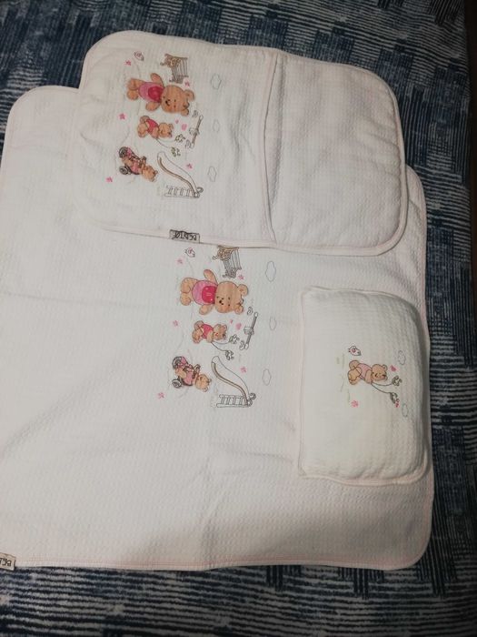 Лот от Порт бебе, 2бр възглавнички, 2 бр обувчици